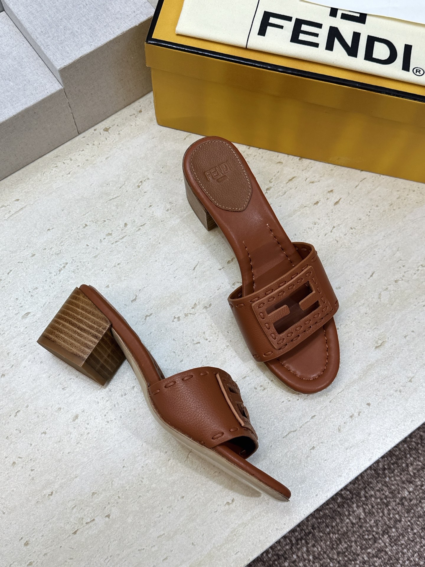 芬迪 Fendi 2026春夏新款果冻色中跟沙滩女鞋 F家字母logo粗跟圆头镂空露趾凉拖鞋 材质:鞋面进口小牛皮+水染 芬迪 Fendi 2026春夏新款果冻色中跟沙滩女鞋 F家字母logo粗跟圆头镂空露趾凉拖鞋 材质:鞋面进口小牛皮+水染