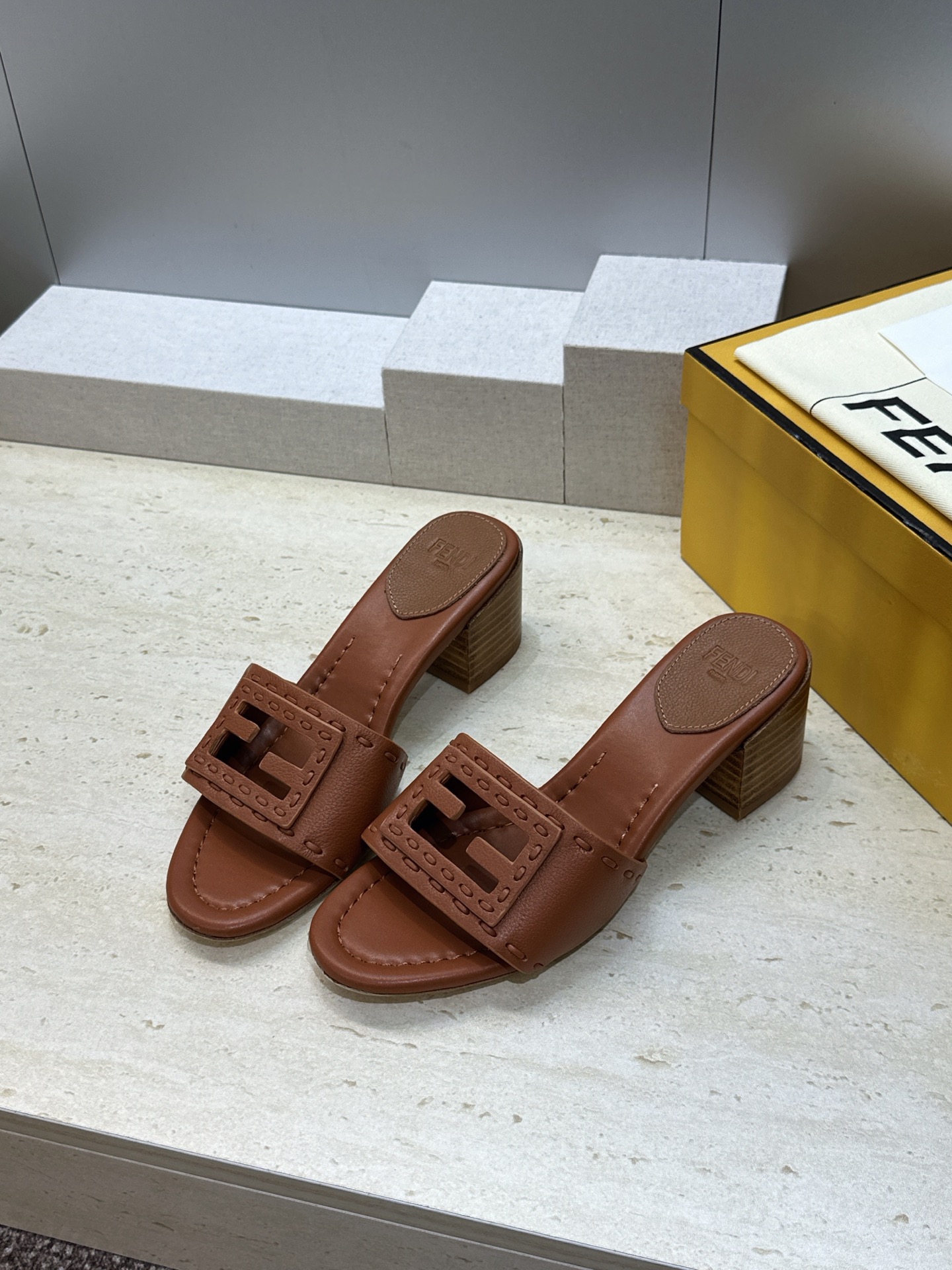 芬迪 Fendi 2026春夏新款果冻色中跟沙滩女鞋 F家字母logo粗跟圆头镂空露趾凉拖鞋 材质:鞋面进口小牛皮+水染 芬迪 Fendi 2026春夏新款果冻色中跟沙滩女鞋 F家字母logo粗跟圆头镂空露趾凉拖鞋 材质:鞋面进口小牛皮+水染