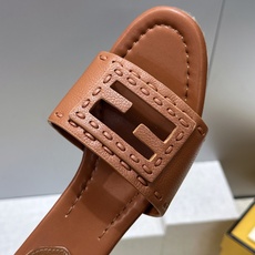 芬迪 Fendi 2026春夏新款果冻色中跟沙滩女鞋 F家字母logo粗跟圆头镂空露趾凉拖鞋 材质:鞋面进口小牛皮+水染 芬迪 Fendi 2026春夏新款果冻色中跟沙滩女鞋 F家字母logo粗跟圆头镂空露趾凉拖鞋 材质:鞋面进口小牛皮+水染