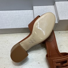 芬迪 Fendi 2026春夏新款果冻色中跟沙滩女鞋 F家字母logo粗跟圆头镂空露趾凉拖鞋 材质:鞋面进口小牛皮+水染 芬迪 Fendi 2026春夏新款果冻色中跟沙滩女鞋 F家字母logo粗跟圆头镂空露趾凉拖鞋 材质:鞋面进口小牛皮+水染