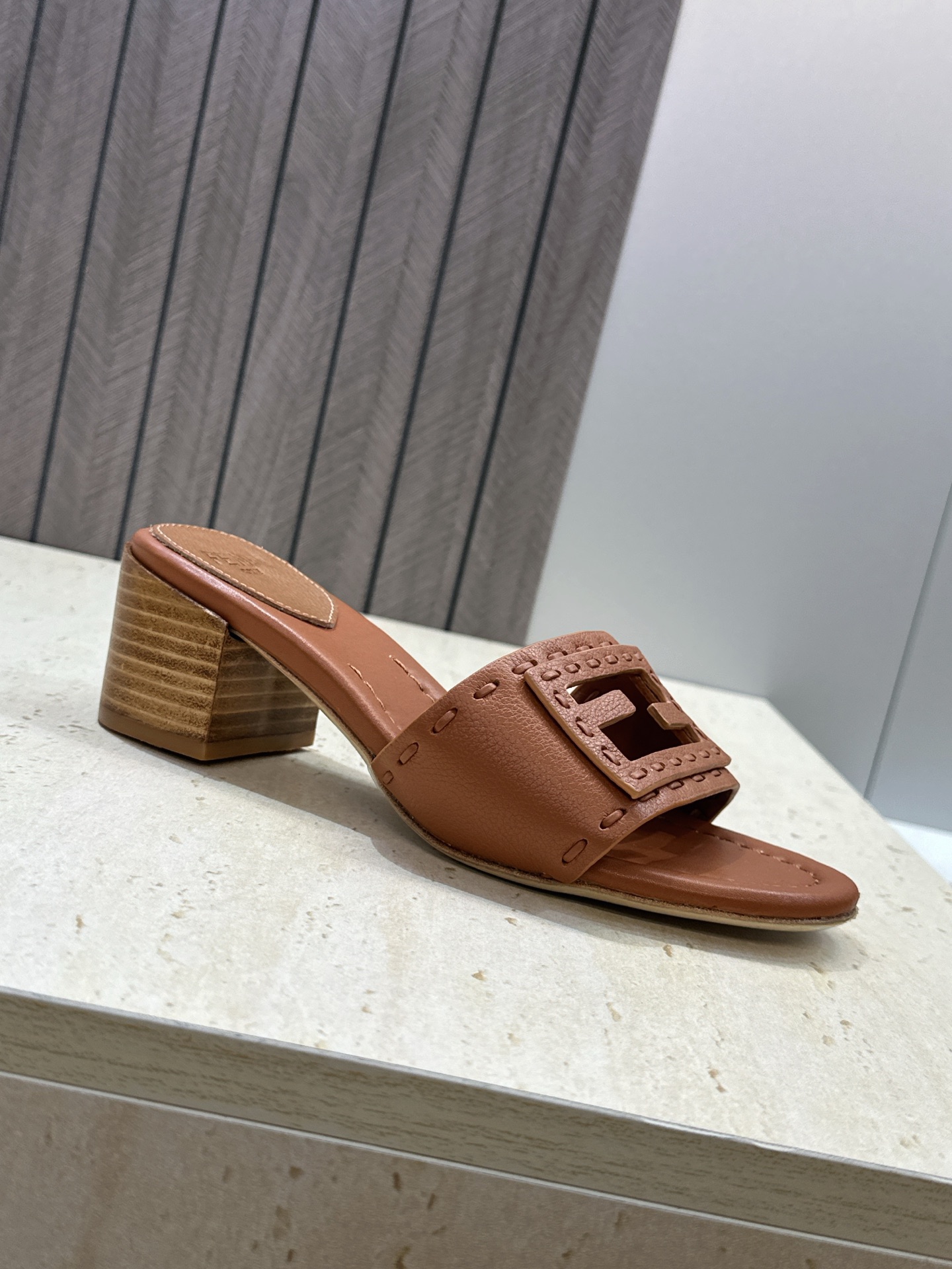 芬迪 Fendi 2026春夏新款果冻色中跟沙滩女鞋 F家字母logo粗跟圆头镂空露趾凉拖鞋 材质:鞋面进口小牛皮+水染 芬迪 Fendi 2026春夏新款果冻色中跟沙滩女鞋 F家字母logo粗跟圆头镂空露趾凉拖鞋 材质:鞋面进口小牛皮+水染