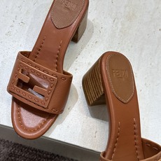 芬迪 Fendi 2026春夏新款果冻色中跟沙滩女鞋 F家字母logo粗跟圆头镂空露趾凉拖鞋 材质:鞋面进口小牛皮+水染 芬迪 Fendi 2026春夏新款果冻色中跟沙滩女鞋 F家字母logo粗跟圆头镂空露趾凉拖鞋 材质:鞋面进口小牛皮+水染