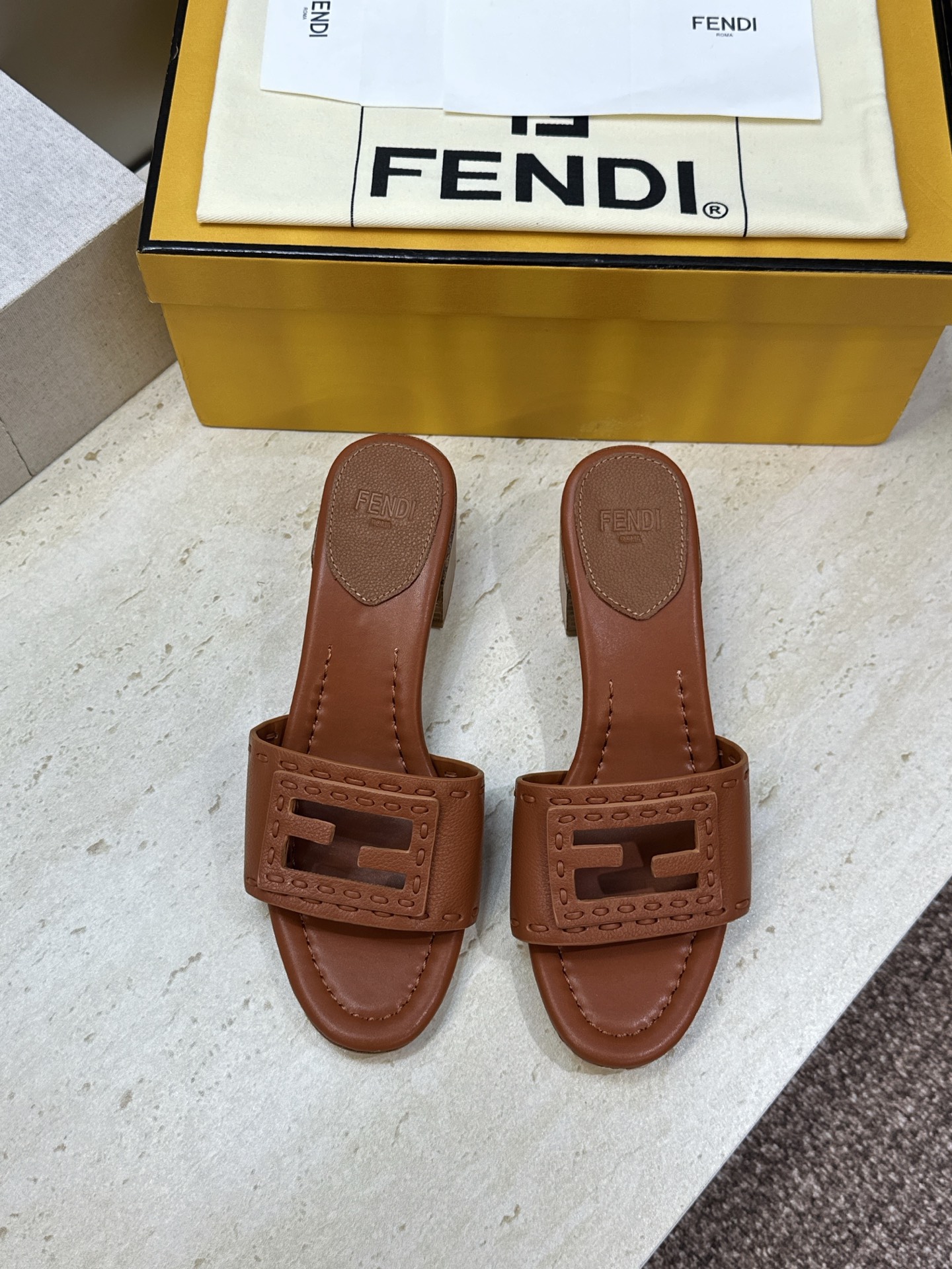芬迪 Fendi 2026春夏新款果冻色中跟沙滩女鞋 F家字母logo粗跟圆头镂空露趾凉拖鞋 材质:鞋面进口小牛皮+水染 芬迪 Fendi 2026春夏新款果冻色中跟沙滩女鞋 F家字母logo粗跟圆头镂空露趾凉拖鞋 材质:鞋面进口小牛皮+水染