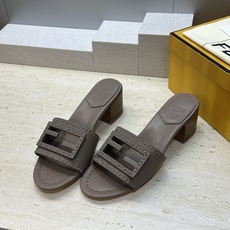 芬迪 Fendi 2026春夏新款果冻色中跟沙滩女鞋 F家字母logo粗跟圆头镂空露趾凉拖鞋 材质:鞋面进口小牛皮+水染 芬迪 Fendi 2026春夏新款果冻色中跟沙滩女鞋 F家字母logo粗跟圆头镂空露趾凉拖鞋 材质:鞋面进口小牛皮+水染