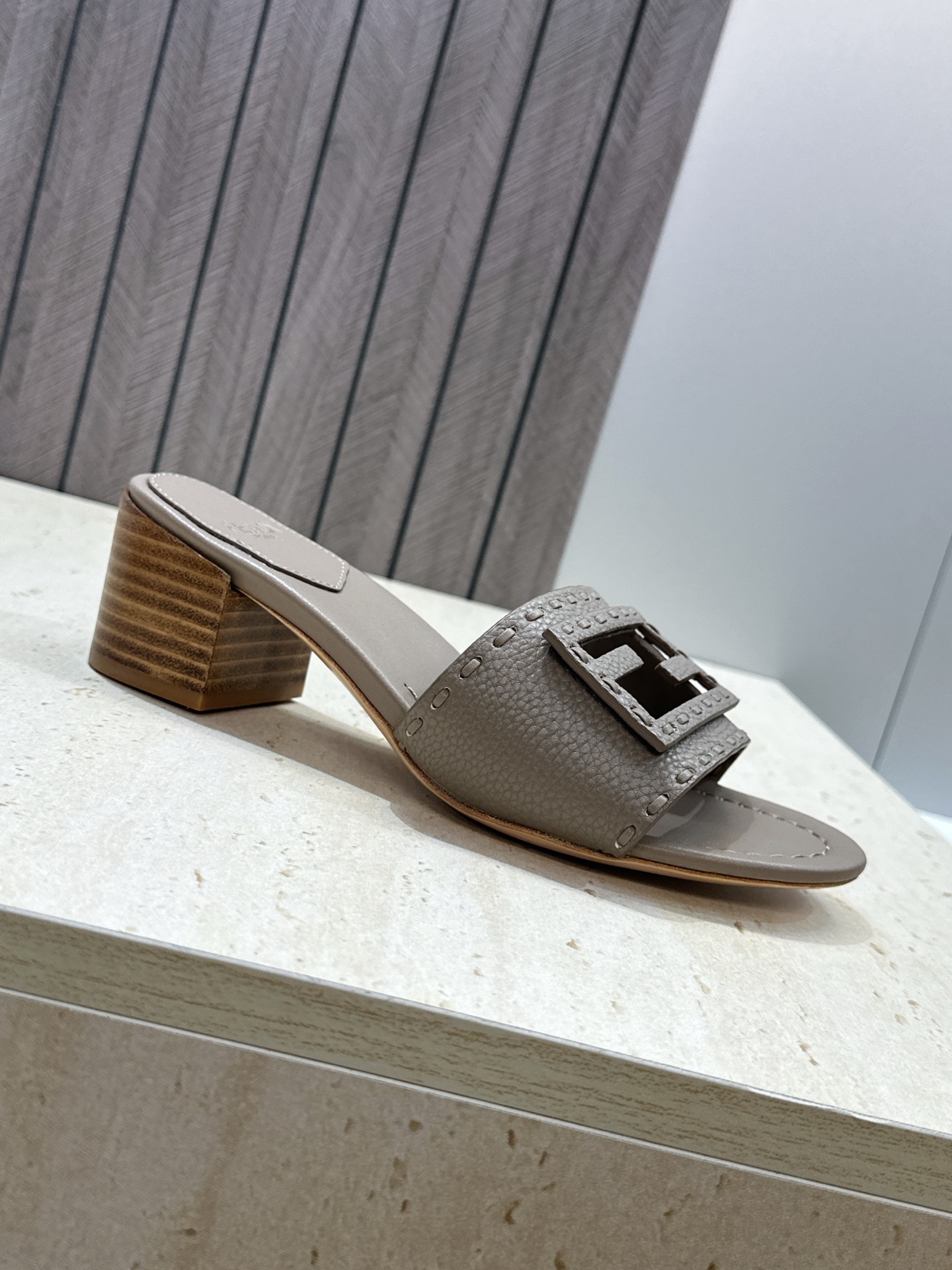 芬迪 Fendi 2026春夏新款果冻色中跟沙滩女鞋 F家字母logo粗跟圆头镂空露趾凉拖鞋 材质:鞋面进口小牛皮+水染 芬迪 Fendi 2026春夏新款果冻色中跟沙滩女鞋 F家字母logo粗跟圆头镂空露趾凉拖鞋 材质:鞋面进口小牛皮+水染