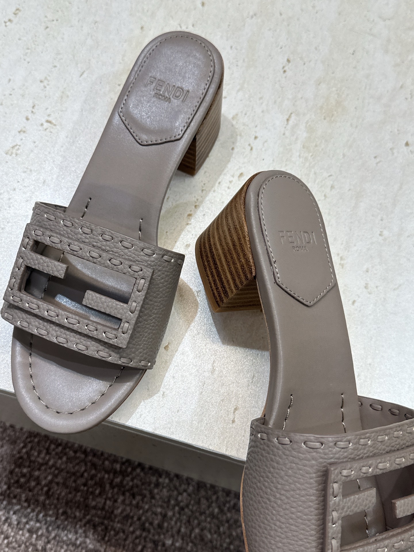 芬迪 Fendi 2026春夏新款果冻色中跟沙滩女鞋 F家字母logo粗跟圆头镂空露趾凉拖鞋 材质:鞋面进口小牛皮+水染 芬迪 Fendi 2026春夏新款果冻色中跟沙滩女鞋 F家字母logo粗跟圆头镂空露趾凉拖鞋 材质:鞋面进口小牛皮+水染