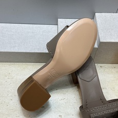 芬迪 Fendi 2026春夏新款果冻色中跟沙滩女鞋 F家字母logo粗跟圆头镂空露趾凉拖鞋 材质:鞋面进口小牛皮+水染 芬迪 Fendi 2026春夏新款果冻色中跟沙滩女鞋 F家字母logo粗跟圆头镂空露趾凉拖鞋 材质:鞋面进口小牛皮+水染