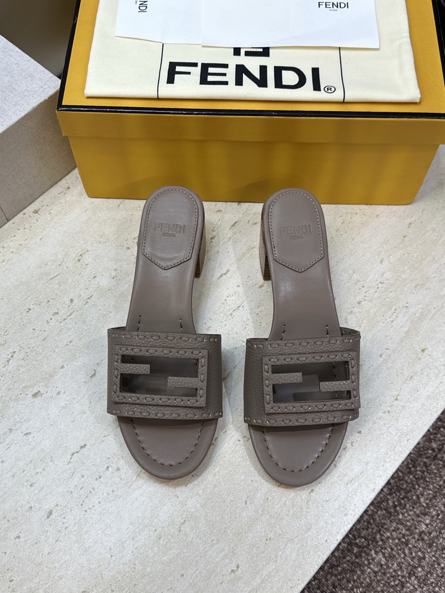 芬迪 Fendi 2026春夏新款果冻色中跟沙滩女鞋 F家字母logo粗跟圆头镂空露趾凉拖鞋 材质:鞋面进口小牛皮+水染 芬迪 Fendi 2026春夏新款果冻色中跟沙滩女鞋 F家字母logo粗跟圆头镂空露趾凉拖鞋 材质:鞋面进口小牛皮+水染