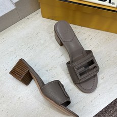 芬迪 Fendi 2026春夏新款果冻色中跟沙滩女鞋 F家字母logo粗跟圆头镂空露趾凉拖鞋 材质:鞋面进口小牛皮+水染 芬迪 Fendi 2026春夏新款果冻色中跟沙滩女鞋 F家字母logo粗跟圆头镂空露趾凉拖鞋 材质:鞋面进口小牛皮+水染