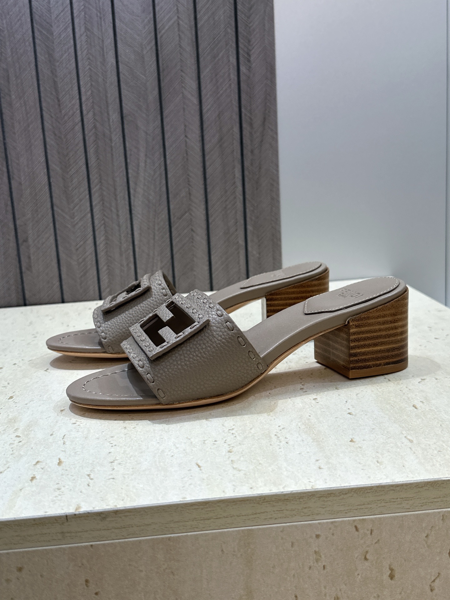 芬迪 Fendi 2026春夏新款果冻色中跟沙滩女鞋 F家字母logo粗跟圆头镂空露趾凉拖鞋 材质:鞋面进口小牛皮+水染 芬迪 Fendi 2026春夏新款果冻色中跟沙滩女鞋 F家字母logo粗跟圆头镂空露趾凉拖鞋 材质:鞋面进口小牛皮+水染