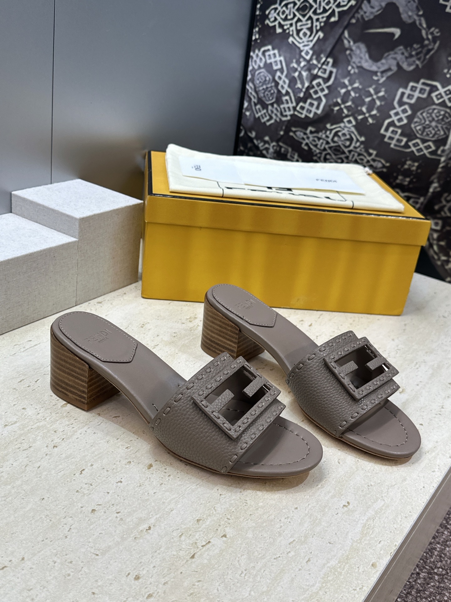 NO:926676,Fendi 2026 spring and summer new jelly color mid-heeled beach women's shoes F family logo thick heel round toe hollow open-toe sandals Material upper imported calfskin + water-dyed cowhide lining + Italian genuine leather outsole Heel height: 4.5CM Size: 35-43 (40.41.42.43 customization is not returnable), slippers, fendi, fendi, fendi, slippers, cowhide, Leather soles19860909芬迪 Fendi 2026春夏新款果冻色中跟沙滩女鞋 F家字母logo粗跟圆头镂空露趾凉拖鞋 材质鞋面进口小牛皮+水染牛皮内里+意大利真皮大底 跟高:4.5CM Size:35-43(40.41.42.43定制不退换）,拖鞋,fendi,fendi,fendi,slippers,cowhide,Leather soles,Women's Shoes