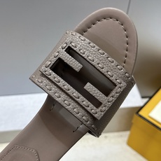 芬迪 Fendi 2026春夏新款果冻色中跟沙滩女鞋 F家字母logo粗跟圆头镂空露趾凉拖鞋 材质:鞋面进口小牛皮+水染 芬迪 Fendi 2026春夏新款果冻色中跟沙滩女鞋 F家字母logo粗跟圆头镂空露趾凉拖鞋 材质:鞋面进口小牛皮+水染