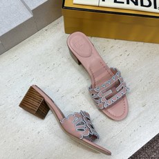 芬迪 Fendi 2026春夏新款果冻色中跟沙滩女鞋 F家字母logo拼色电绣粗跟圆头镂空露趾凉拖鞋 材质:鞋面进口小牛 芬迪 Fendi 2026春夏新款果冻色中跟沙滩女鞋 F家字母logo拼色电绣粗跟圆头镂空露趾凉拖鞋 材质:鞋面进口小牛