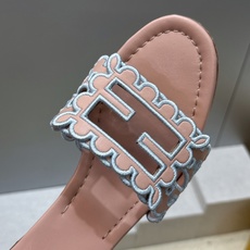 芬迪 Fendi 2026春夏新款果冻色中跟沙滩女鞋 F家字母logo拼色电绣粗跟圆头镂空露趾凉拖鞋 材质:鞋面进口小牛 芬迪 Fendi 2026春夏新款果冻色中跟沙滩女鞋 F家字母logo拼色电绣粗跟圆头镂空露趾凉拖鞋 材质:鞋面进口小牛