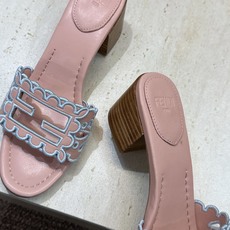 芬迪 Fendi 2026春夏新款果冻色中跟沙滩女鞋 F家字母logo拼色电绣粗跟圆头镂空露趾凉拖鞋 材质:鞋面进口小牛 芬迪 Fendi 2026春夏新款果冻色中跟沙滩女鞋 F家字母logo拼色电绣粗跟圆头镂空露趾凉拖鞋 材质:鞋面进口小牛