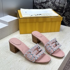 芬迪 Fendi 2026春夏新款果冻色中跟沙滩女鞋 F家字母logo拼色电绣粗跟圆头镂空露趾凉拖鞋 材质:鞋面进口小牛 芬迪 Fendi 2026春夏新款果冻色中跟沙滩女鞋 F家字母logo拼色电绣粗跟圆头镂空露趾凉拖鞋 材质:鞋面进口小牛