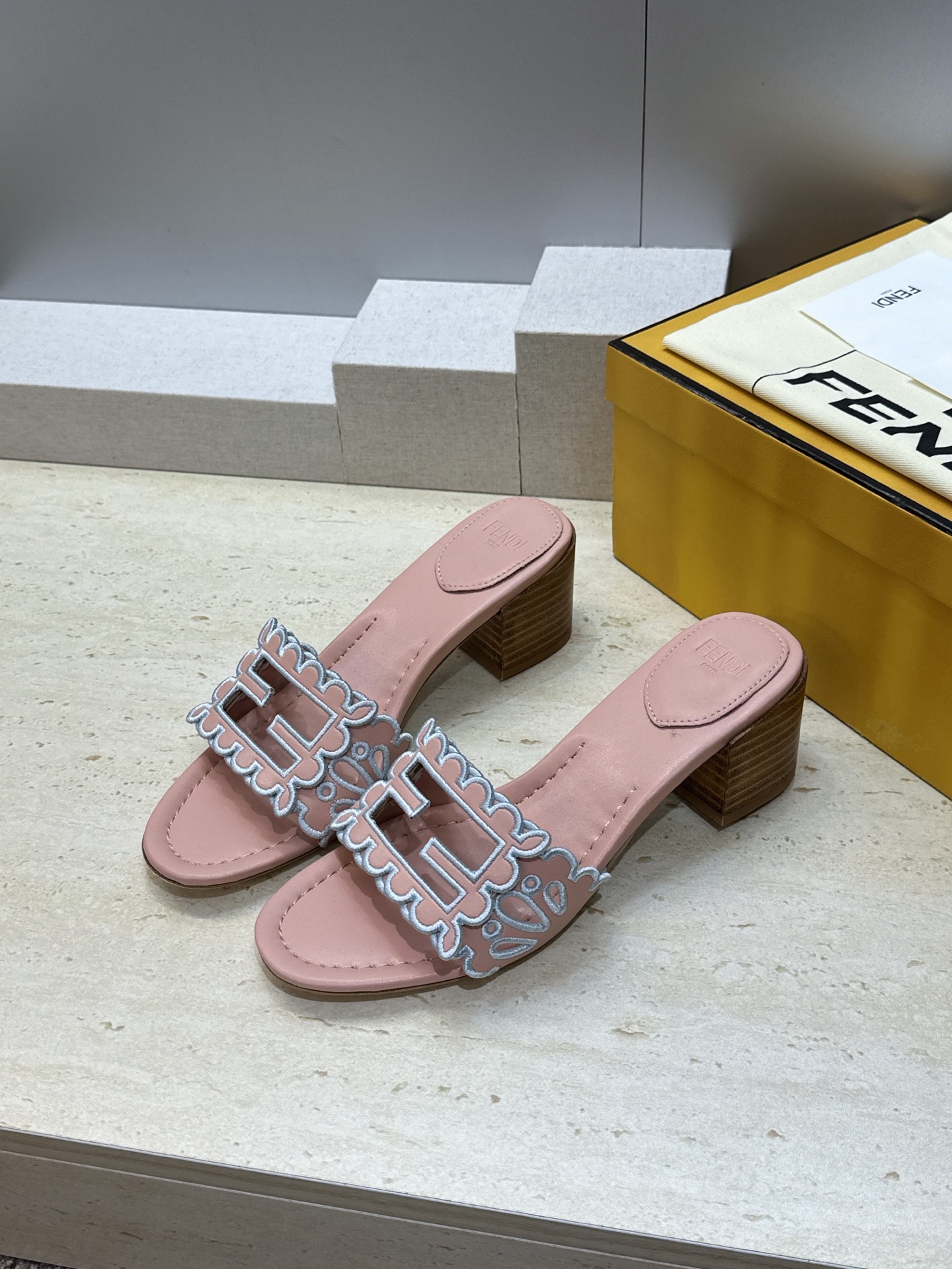 芬迪 Fendi 2026春夏新款果冻色中跟沙滩女鞋 F家字母logo拼色电绣粗跟圆头镂空露趾凉拖鞋 材质:鞋面进口小牛 芬迪 Fendi 2026春夏新款果冻色中跟沙滩女鞋 F家字母logo拼色电绣粗跟圆头镂空露趾凉拖鞋 材质:鞋面进口小牛