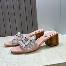 芬迪 Fendi 2026春夏新款果冻色中跟沙滩女鞋 F家字母logo拼色电绣粗跟圆头镂空露趾凉拖鞋 材质:鞋面进口小牛 芬迪 Fendi 2026春夏新款果冻色中跟沙滩女鞋 F家字母logo拼色电绣粗跟圆头镂空露趾凉拖鞋 材质:鞋面进口小牛