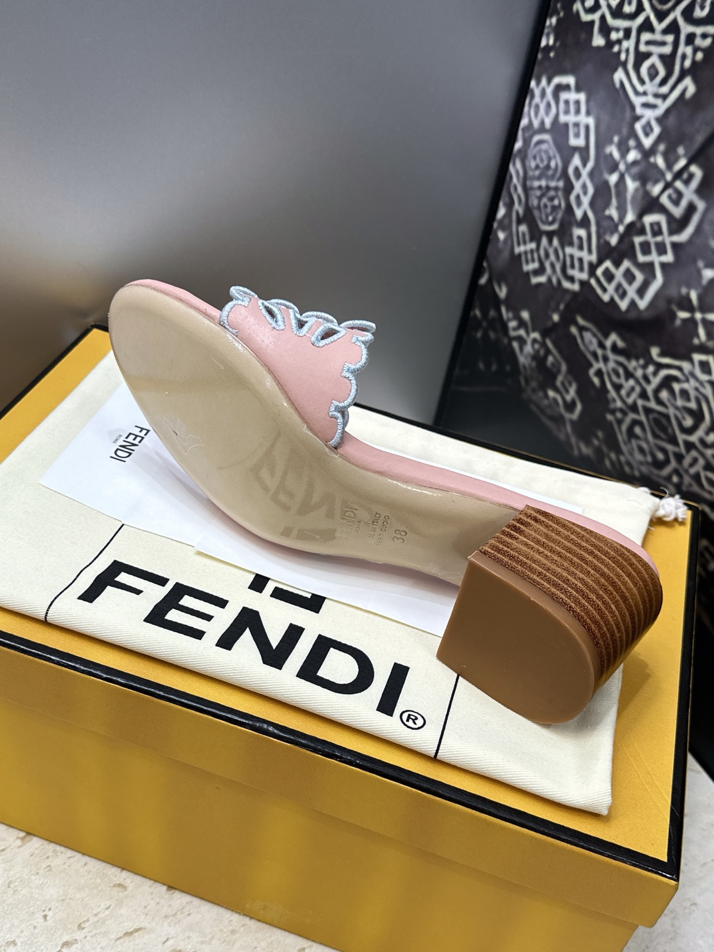 芬迪 Fendi 2026春夏新款果冻色中跟沙滩女鞋 F家字母logo拼色电绣粗跟圆头镂空露趾凉拖鞋 材质:鞋面进口小牛 芬迪 Fendi 2026春夏新款果冻色中跟沙滩女鞋 F家字母logo拼色电绣粗跟圆头镂空露趾凉拖鞋 材质:鞋面进口小牛