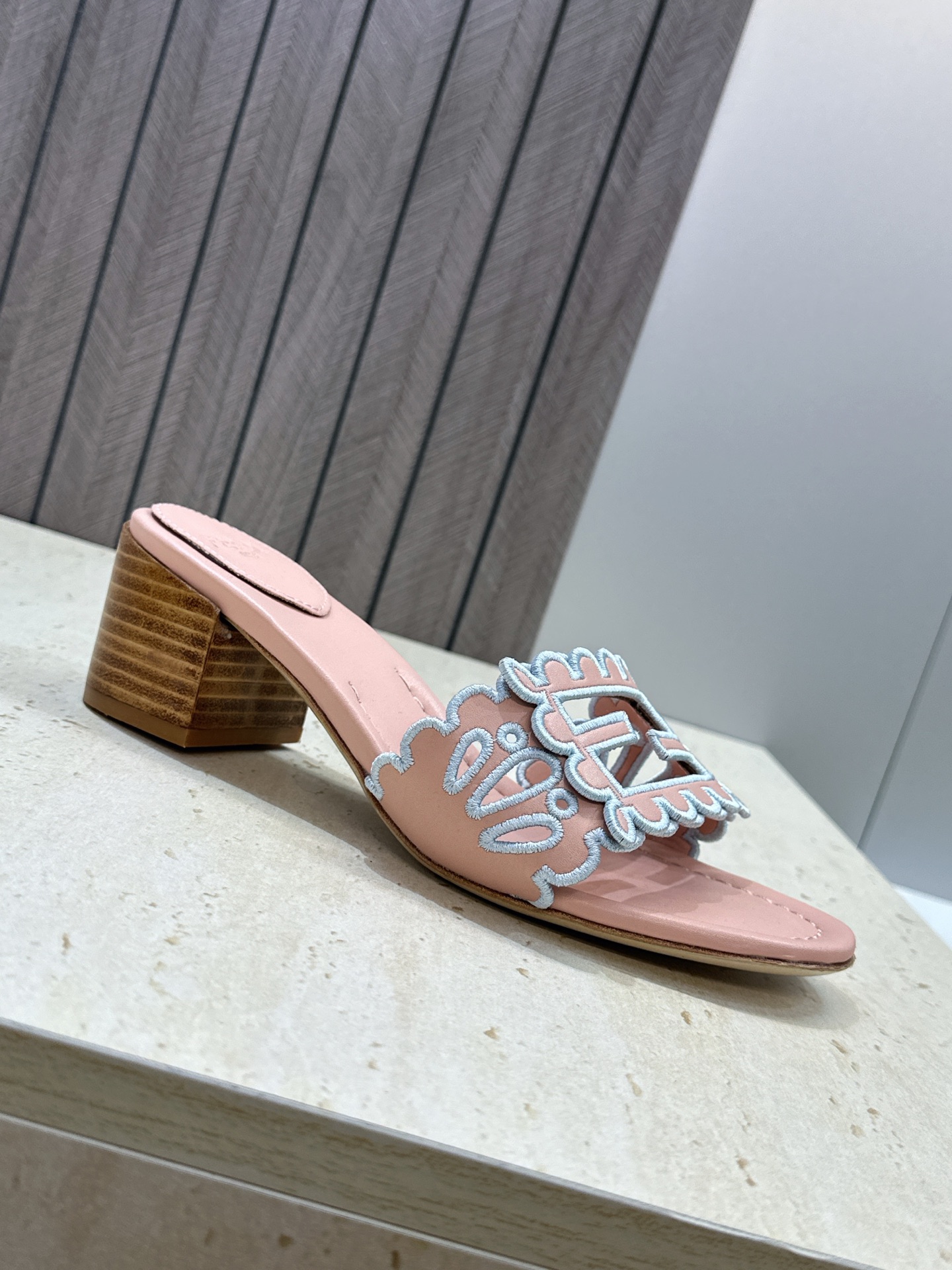 芬迪 Fendi 2026春夏新款果冻色中跟沙滩女鞋 F家字母logo拼色电绣粗跟圆头镂空露趾凉拖鞋 材质:鞋面进口小牛 芬迪 Fendi 2026春夏新款果冻色中跟沙滩女鞋 F家字母logo拼色电绣粗跟圆头镂空露趾凉拖鞋 材质:鞋面进口小牛