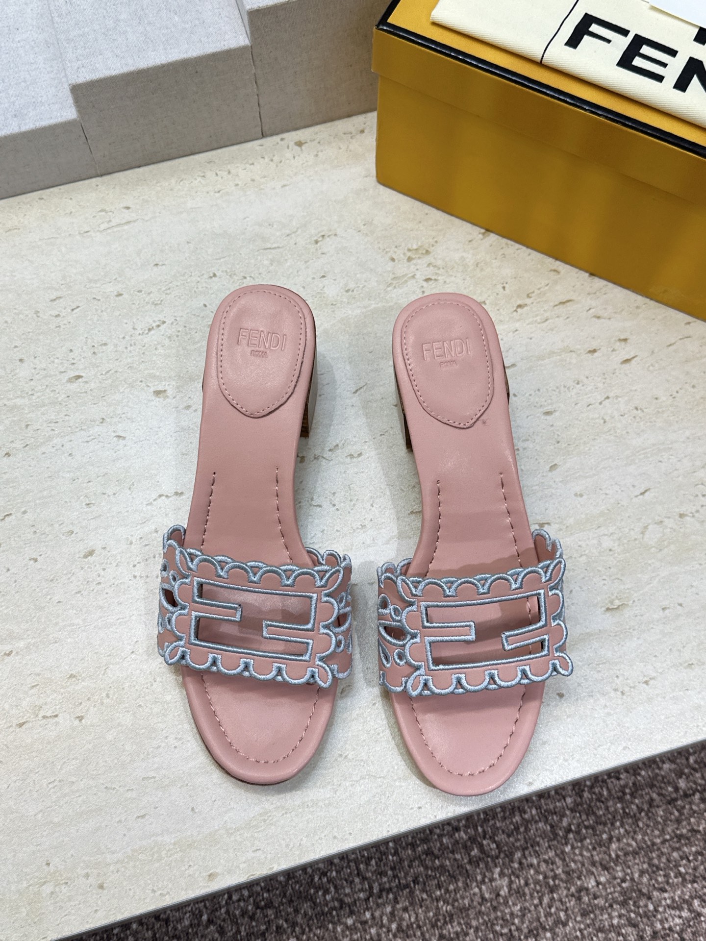 芬迪 Fendi 2026春夏新款果冻色中跟沙滩女鞋 F家字母logo拼色电绣粗跟圆头镂空露趾凉拖鞋 材质:鞋面进口小牛 芬迪 Fendi 2026春夏新款果冻色中跟沙滩女鞋 F家字母logo拼色电绣粗跟圆头镂空露趾凉拖鞋 材质:鞋面进口小牛