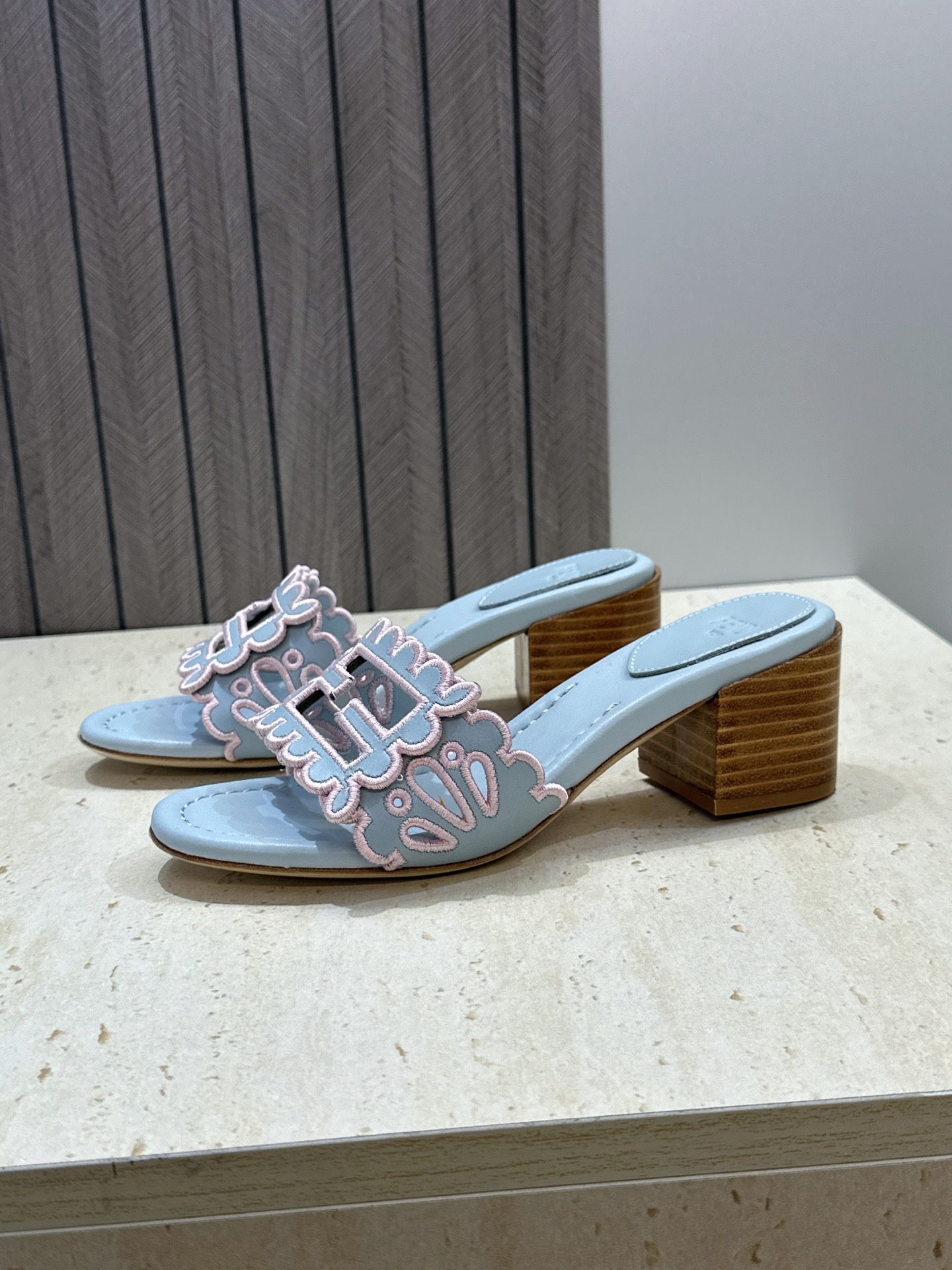 芬迪 Fendi 2026春夏新款果冻色中跟沙滩女鞋 F家字母logo拼色电绣粗跟圆头镂空露趾凉拖鞋 材质:鞋面进口小牛 芬迪 Fendi 2026春夏新款果冻色中跟沙滩女鞋 F家字母logo拼色电绣粗跟圆头镂空露趾凉拖鞋 材质:鞋面进口小牛