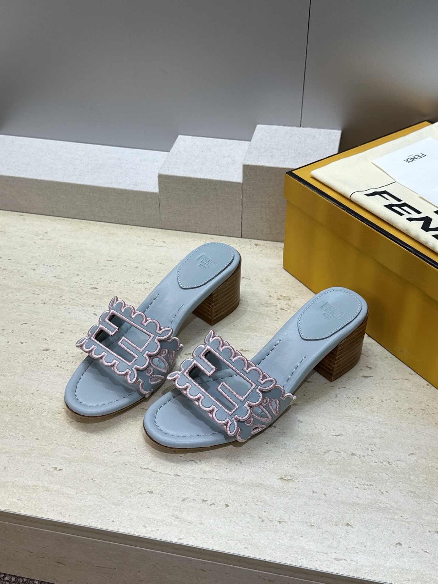 芬迪 Fendi 2026春夏新款果冻色中跟沙滩女鞋 F家字母logo拼色电绣粗跟圆头镂空露趾凉拖鞋 材质:鞋面进口小牛 芬迪 Fendi 2026春夏新款果冻色中跟沙滩女鞋 F家字母logo拼色电绣粗跟圆头镂空露趾凉拖鞋 材质:鞋面进口小牛