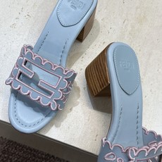 芬迪 Fendi 2026春夏新款果冻色中跟沙滩女鞋 F家字母logo拼色电绣粗跟圆头镂空露趾凉拖鞋 材质:鞋面进口小牛 芬迪 Fendi 2026春夏新款果冻色中跟沙滩女鞋 F家字母logo拼色电绣粗跟圆头镂空露趾凉拖鞋 材质:鞋面进口小牛