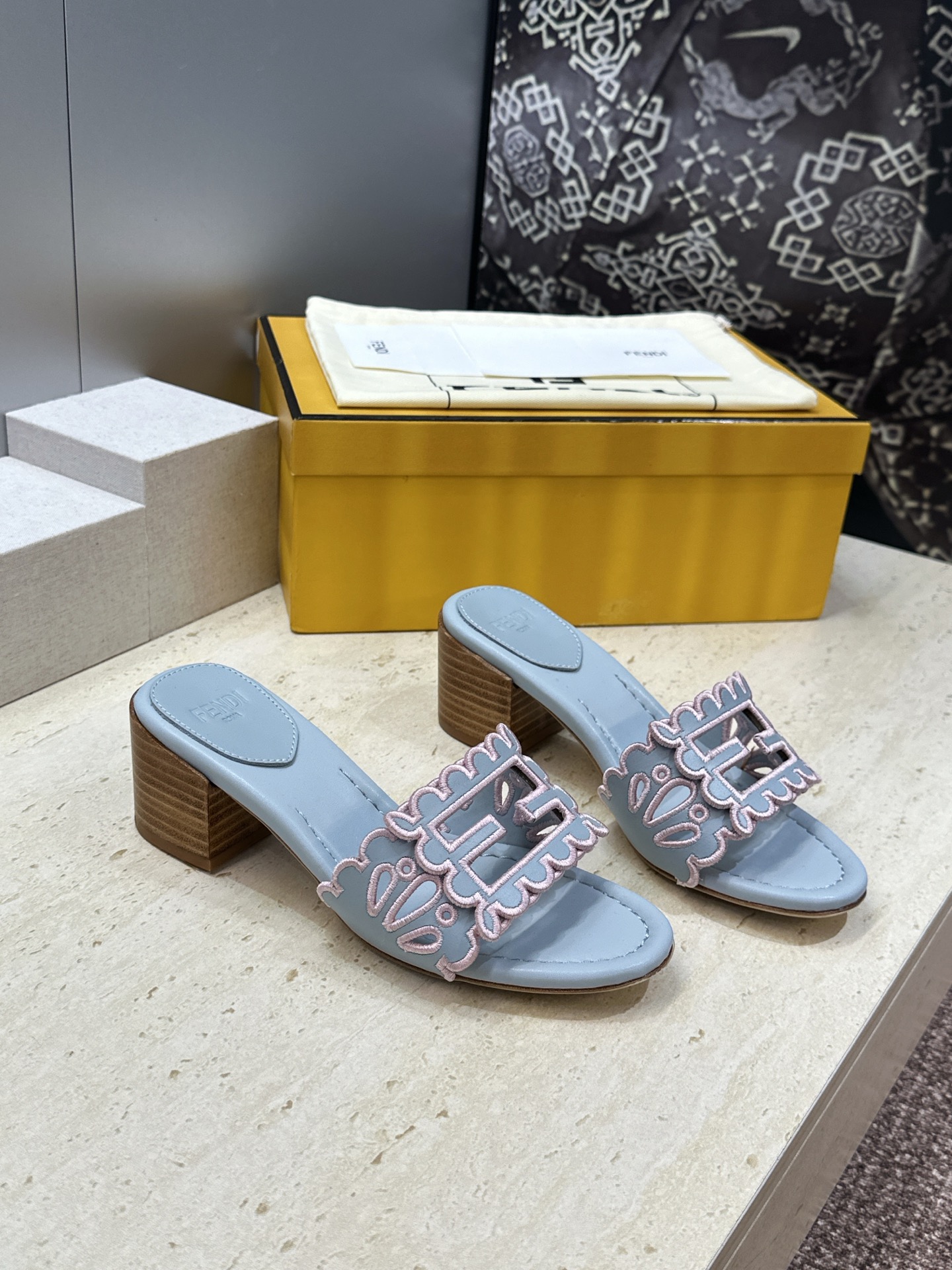 芬迪 Fendi 2026春夏新款果冻色中跟沙滩女鞋 F家字母logo拼色电绣粗跟圆头镂空露趾凉拖鞋 材质:鞋面进口小牛 芬迪 Fendi 2026春夏新款果冻色中跟沙滩女鞋 F家字母logo拼色电绣粗跟圆头镂空露趾凉拖鞋 材质:鞋面进口小牛