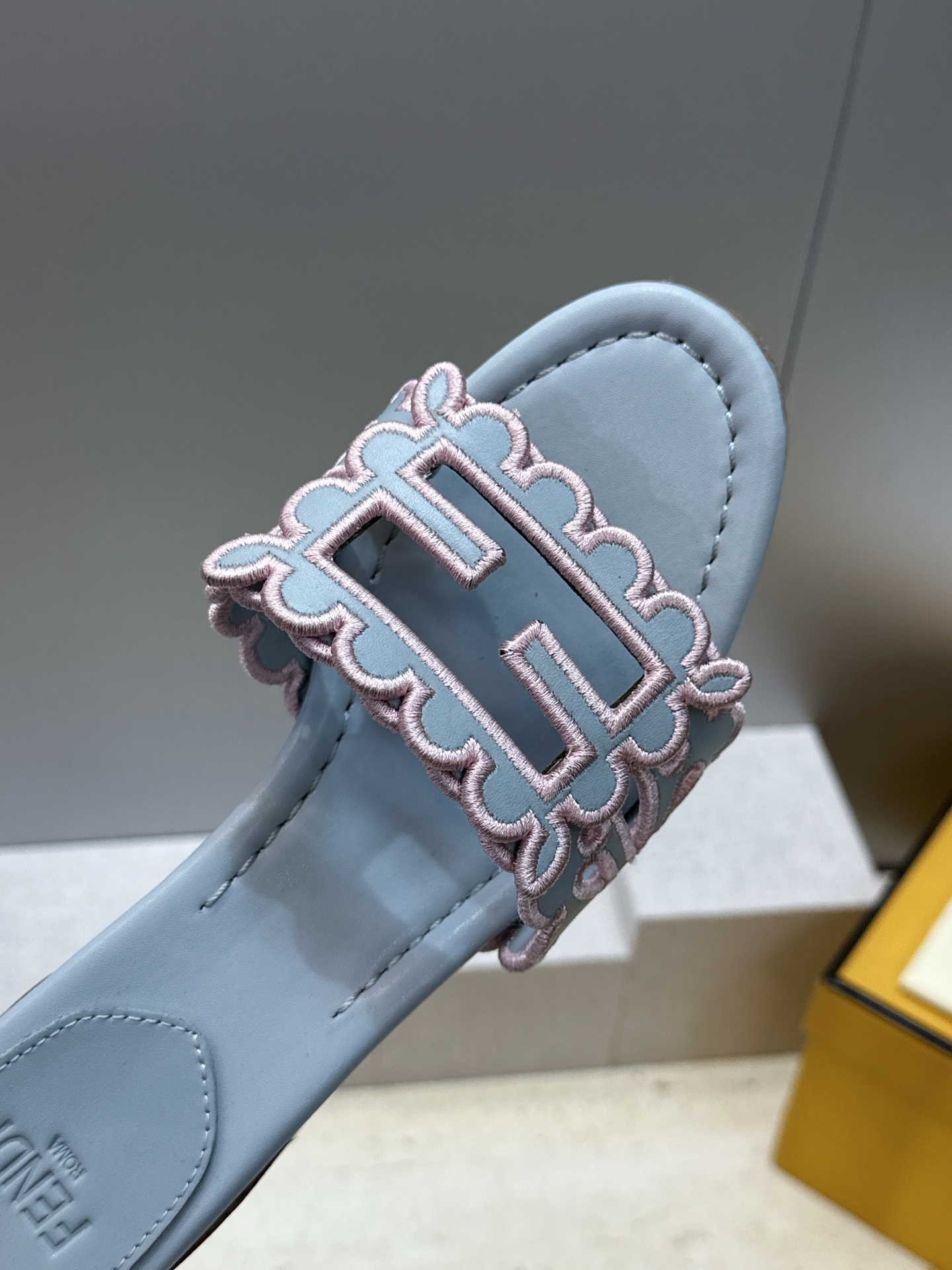 芬迪 Fendi 2026春夏新款果冻色中跟沙滩女鞋 F家字母logo拼色电绣粗跟圆头镂空露趾凉拖鞋 材质:鞋面进口小牛 芬迪 Fendi 2026春夏新款果冻色中跟沙滩女鞋 F家字母logo拼色电绣粗跟圆头镂空露趾凉拖鞋 材质:鞋面进口小牛