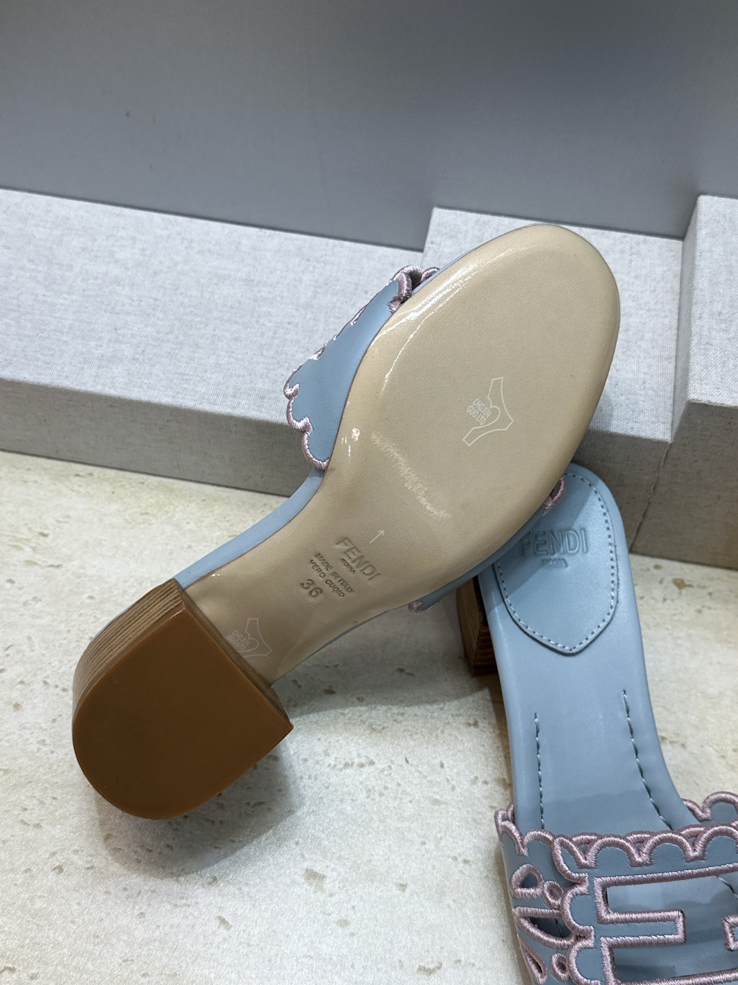 芬迪 Fendi 2026春夏新款果冻色中跟沙滩女鞋 F家字母logo拼色电绣粗跟圆头镂空露趾凉拖鞋 材质:鞋面进口小牛 芬迪 Fendi 2026春夏新款果冻色中跟沙滩女鞋 F家字母logo拼色电绣粗跟圆头镂空露趾凉拖鞋 材质:鞋面进口小牛