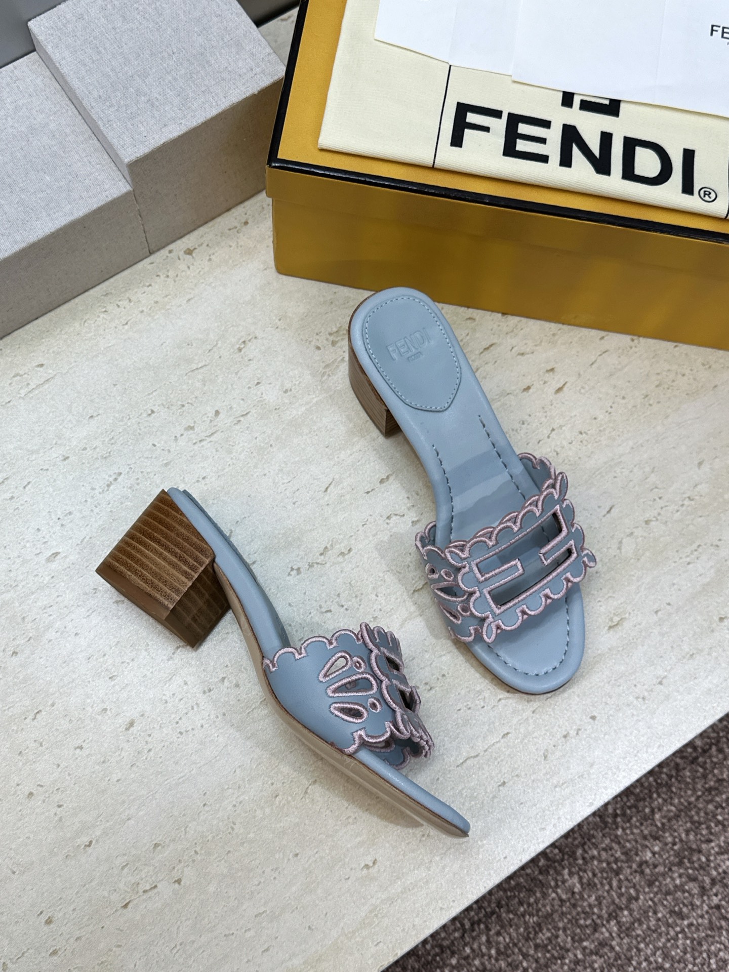 芬迪 Fendi 2026春夏新款果冻色中跟沙滩女鞋 F家字母logo拼色电绣粗跟圆头镂空露趾凉拖鞋 材质:鞋面进口小牛 芬迪 Fendi 2026春夏新款果冻色中跟沙滩女鞋 F家字母logo拼色电绣粗跟圆头镂空露趾凉拖鞋 材质:鞋面进口小牛