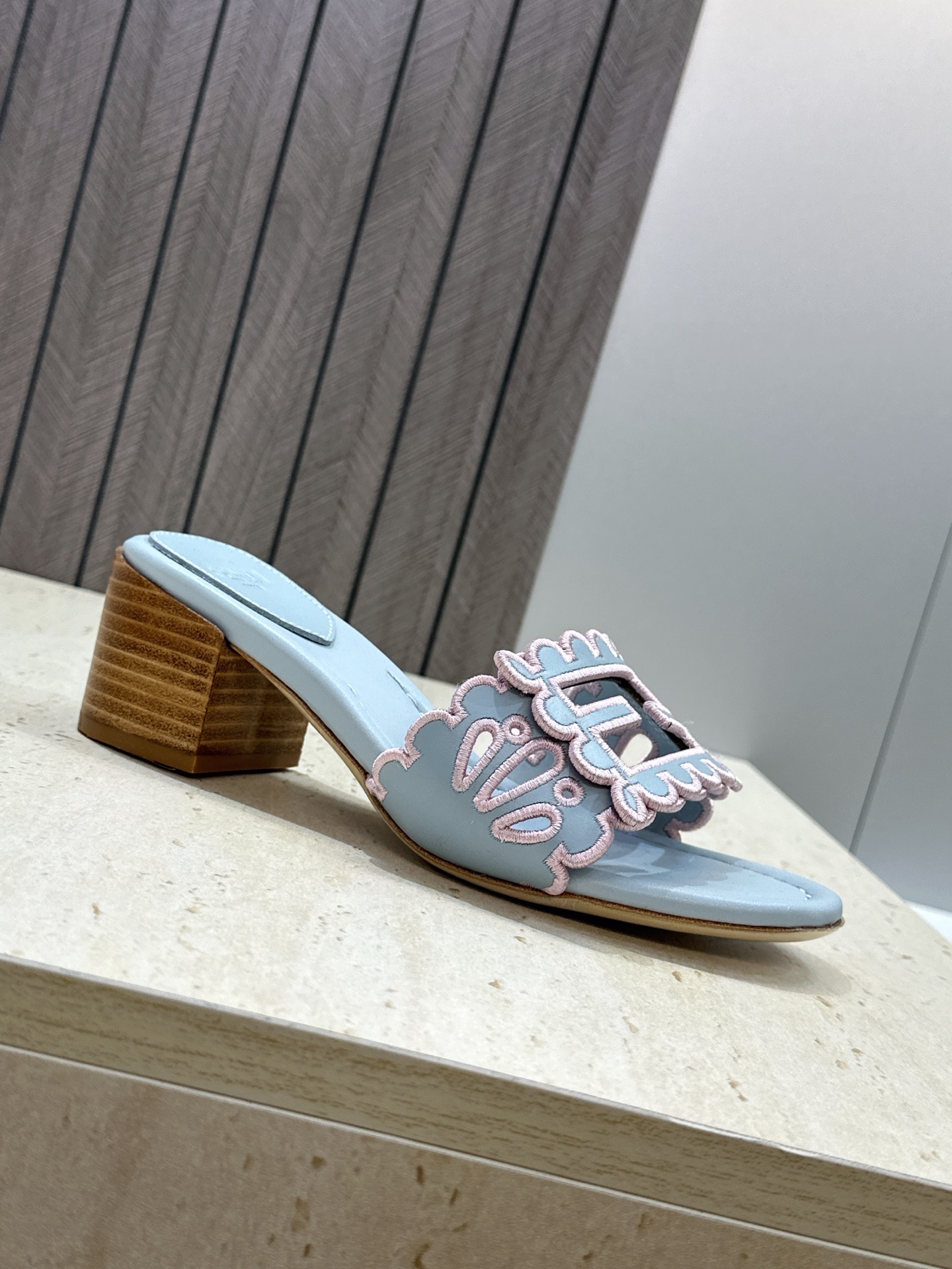 芬迪 Fendi 2026春夏新款果冻色中跟沙滩女鞋 F家字母logo拼色电绣粗跟圆头镂空露趾凉拖鞋 材质:鞋面进口小牛 芬迪 Fendi 2026春夏新款果冻色中跟沙滩女鞋 F家字母logo拼色电绣粗跟圆头镂空露趾凉拖鞋 材质:鞋面进口小牛