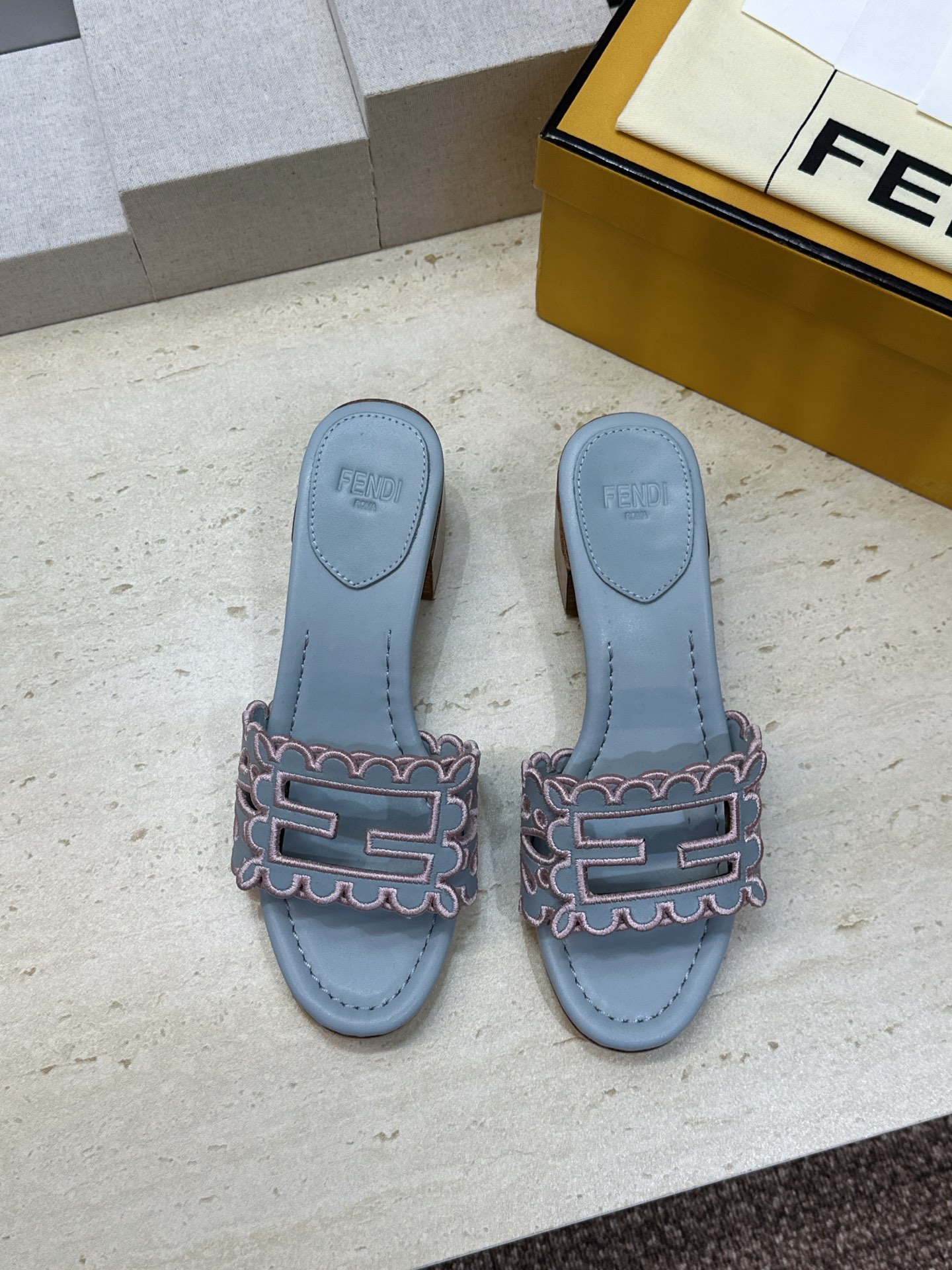 芬迪 Fendi 2026春夏新款果冻色中跟沙滩女鞋 F家字母logo拼色电绣粗跟圆头镂空露趾凉拖鞋 材质:鞋面进口小牛 芬迪 Fendi 2026春夏新款果冻色中跟沙滩女鞋 F家字母logo拼色电绣粗跟圆头镂空露趾凉拖鞋 材质:鞋面进口小牛