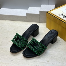 芬迪 Fendi 2026春夏新款果冻色中跟沙滩女鞋 F家字母logo拼色电绣粗跟圆头镂空露趾凉拖鞋 材质:鞋面进口小牛 芬迪 Fendi 2026春夏新款果冻色中跟沙滩女鞋 F家字母logo拼色电绣粗跟圆头镂空露趾凉拖鞋 材质:鞋面进口小牛