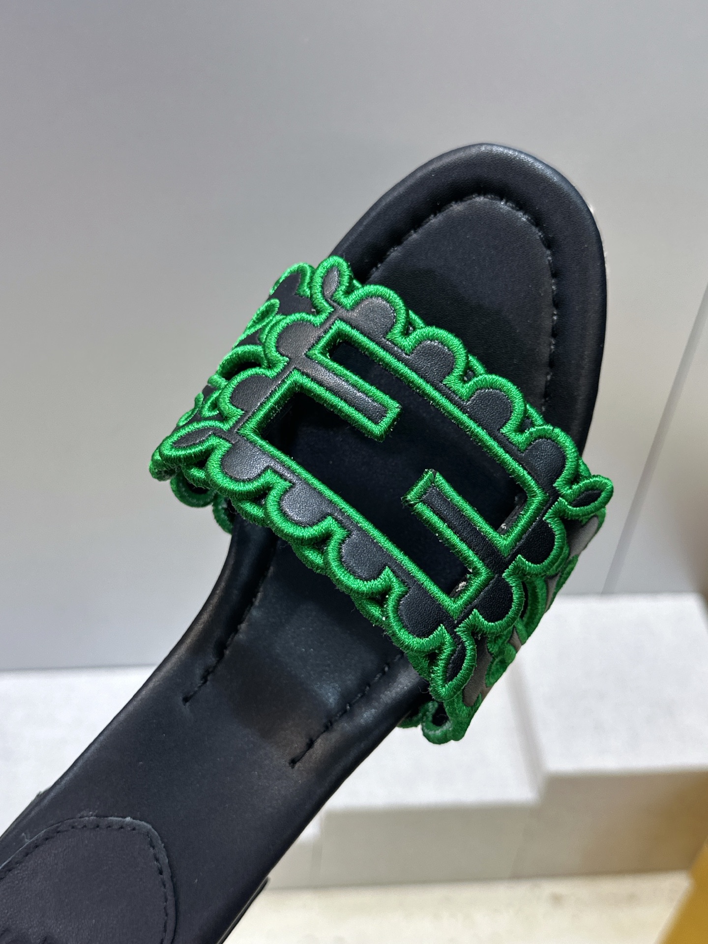 芬迪 Fendi 2026春夏新款果冻色中跟沙滩女鞋 F家字母logo拼色电绣粗跟圆头镂空露趾凉拖鞋 材质:鞋面进口小牛 芬迪 Fendi 2026春夏新款果冻色中跟沙滩女鞋 F家字母logo拼色电绣粗跟圆头镂空露趾凉拖鞋 材质:鞋面进口小牛