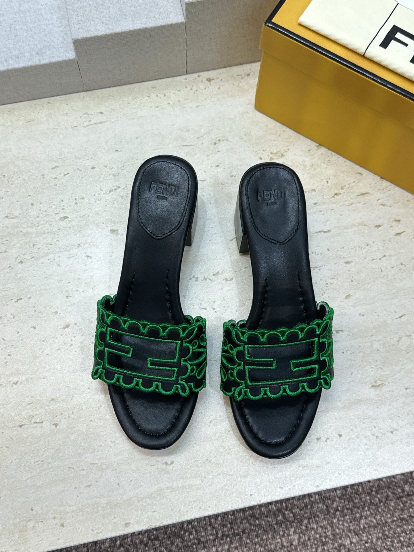 芬迪 Fendi 2026春夏新款果冻色中跟沙滩女鞋 F家字母logo拼色电绣粗跟圆头镂空露趾凉拖鞋 材质:鞋面进口小牛 芬迪 Fendi 2026春夏新款果冻色中跟沙滩女鞋 F家字母logo拼色电绣粗跟圆头镂空露趾凉拖鞋 材质:鞋面进口小牛