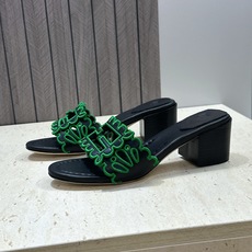 芬迪 Fendi 2026春夏新款果冻色中跟沙滩女鞋 F家字母logo拼色电绣粗跟圆头镂空露趾凉拖鞋 材质:鞋面进口小牛 芬迪 Fendi 2026春夏新款果冻色中跟沙滩女鞋 F家字母logo拼色电绣粗跟圆头镂空露趾凉拖鞋 材质:鞋面进口小牛