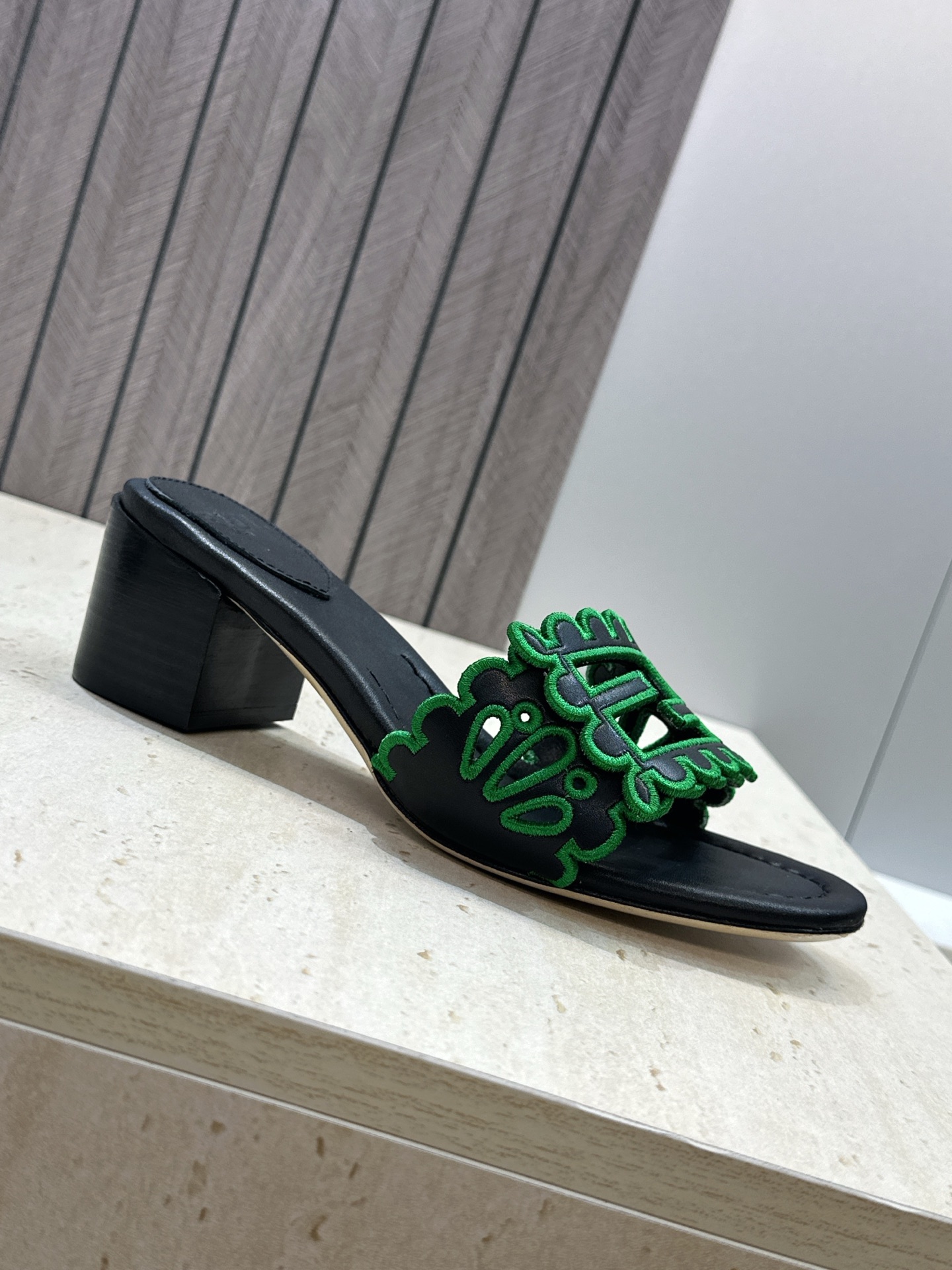芬迪 Fendi 2026春夏新款果冻色中跟沙滩女鞋 F家字母logo拼色电绣粗跟圆头镂空露趾凉拖鞋 材质:鞋面进口小牛 芬迪 Fendi 2026春夏新款果冻色中跟沙滩女鞋 F家字母logo拼色电绣粗跟圆头镂空露趾凉拖鞋 材质:鞋面进口小牛