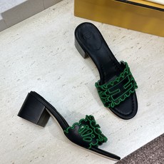芬迪 Fendi 2026春夏新款果冻色中跟沙滩女鞋 F家字母logo拼色电绣粗跟圆头镂空露趾凉拖鞋 材质:鞋面进口小牛 芬迪 Fendi 2026春夏新款果冻色中跟沙滩女鞋 F家字母logo拼色电绣粗跟圆头镂空露趾凉拖鞋 材质:鞋面进口小牛