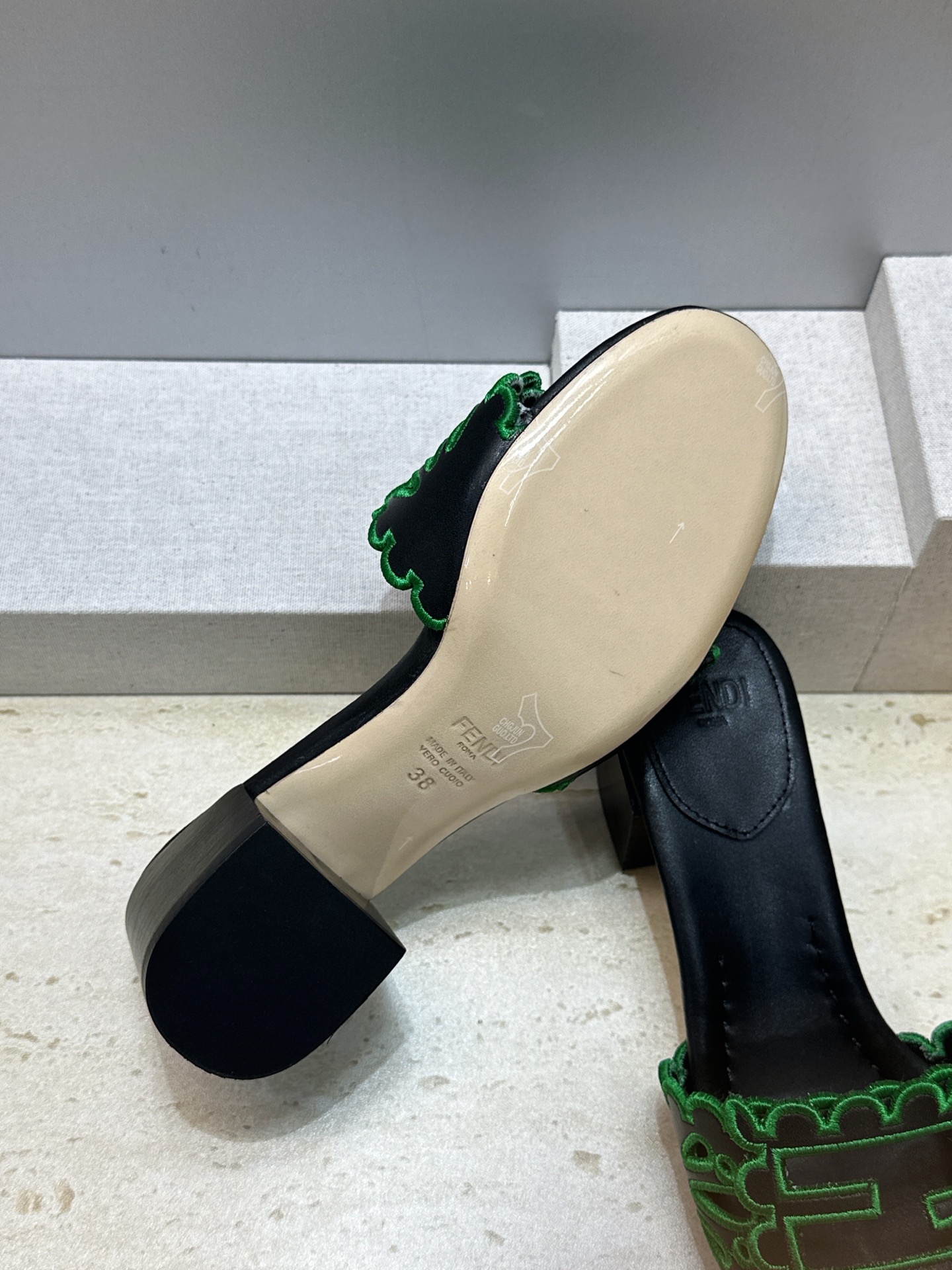 芬迪 Fendi 2026春夏新款果冻色中跟沙滩女鞋 F家字母logo拼色电绣粗跟圆头镂空露趾凉拖鞋 材质:鞋面进口小牛 芬迪 Fendi 2026春夏新款果冻色中跟沙滩女鞋 F家字母logo拼色电绣粗跟圆头镂空露趾凉拖鞋 材质:鞋面进口小牛