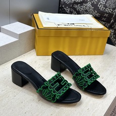 芬迪 Fendi 2026春夏新款果冻色中跟沙滩女鞋 F家字母logo拼色电绣粗跟圆头镂空露趾凉拖鞋 材质:鞋面进口小牛 芬迪 Fendi 2026春夏新款果冻色中跟沙滩女鞋 F家字母logo拼色电绣粗跟圆头镂空露趾凉拖鞋 材质:鞋面进口小牛