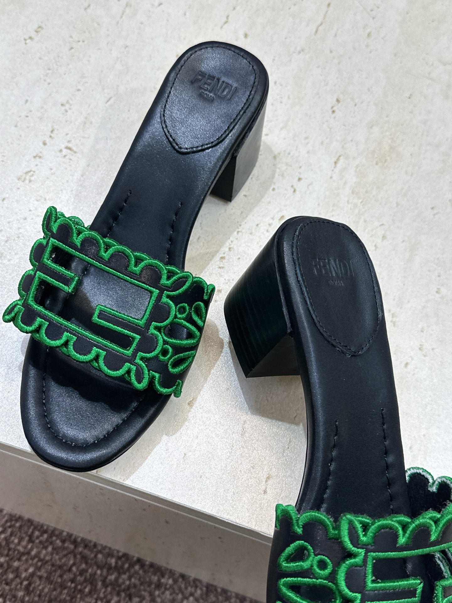 芬迪 Fendi 2026春夏新款果冻色中跟沙滩女鞋 F家字母logo拼色电绣粗跟圆头镂空露趾凉拖鞋 材质:鞋面进口小牛 芬迪 Fendi 2026春夏新款果冻色中跟沙滩女鞋 F家字母logo拼色电绣粗跟圆头镂空露趾凉拖鞋 材质:鞋面进口小牛