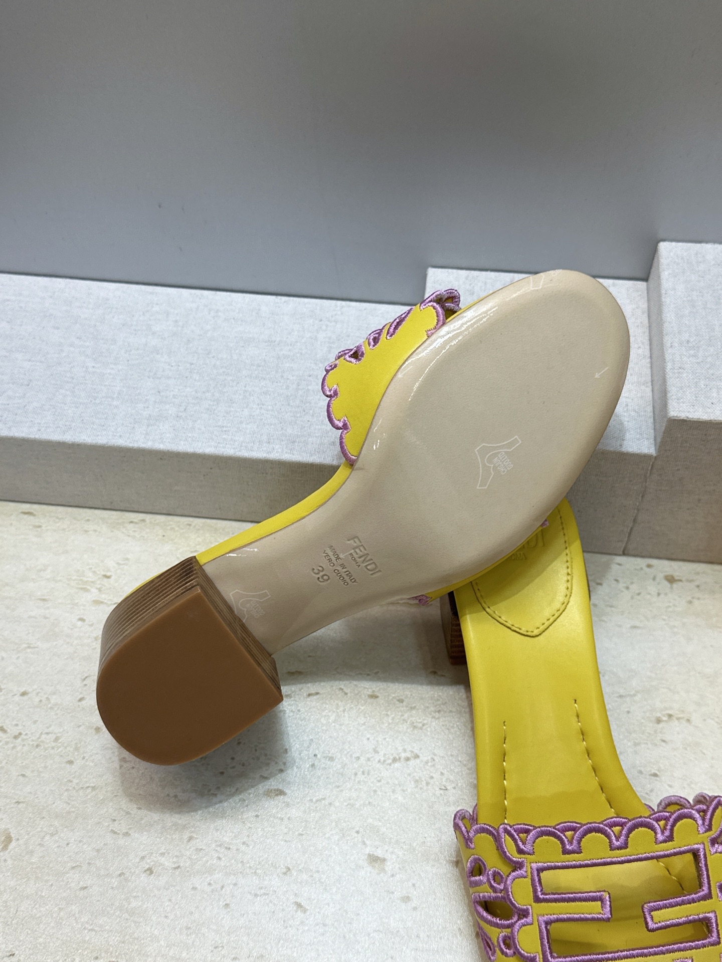芬迪 Fendi 2026春夏新款果冻色中跟沙滩女鞋 F家字母logo拼色电绣粗跟圆头镂空露趾凉拖鞋 材质:鞋面进口小牛 芬迪 Fendi 2026春夏新款果冻色中跟沙滩女鞋 F家字母logo拼色电绣粗跟圆头镂空露趾凉拖鞋 材质:鞋面进口小牛