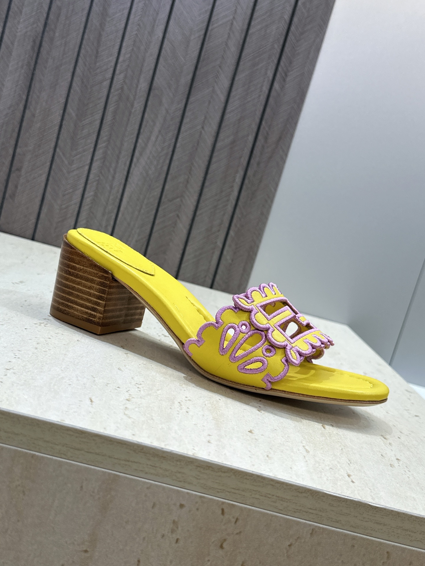 芬迪 Fendi 2026春夏新款果冻色中跟沙滩女鞋 F家字母logo拼色电绣粗跟圆头镂空露趾凉拖鞋 材质:鞋面进口小牛 芬迪 Fendi 2026春夏新款果冻色中跟沙滩女鞋 F家字母logo拼色电绣粗跟圆头镂空露趾凉拖鞋 材质:鞋面进口小牛