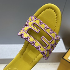 芬迪 Fendi 2026春夏新款果冻色中跟沙滩女鞋 F家字母logo拼色电绣粗跟圆头镂空露趾凉拖鞋 材质:鞋面进口小牛 芬迪 Fendi 2026春夏新款果冻色中跟沙滩女鞋 F家字母logo拼色电绣粗跟圆头镂空露趾凉拖鞋 材质:鞋面进口小牛