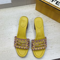 芬迪 Fendi 2026春夏新款果冻色中跟沙滩女鞋 F家字母logo拼色电绣粗跟圆头镂空露趾凉拖鞋 材质:鞋面进口小牛 芬迪 Fendi 2026春夏新款果冻色中跟沙滩女鞋 F家字母logo拼色电绣粗跟圆头镂空露趾凉拖鞋 材质:鞋面进口小牛