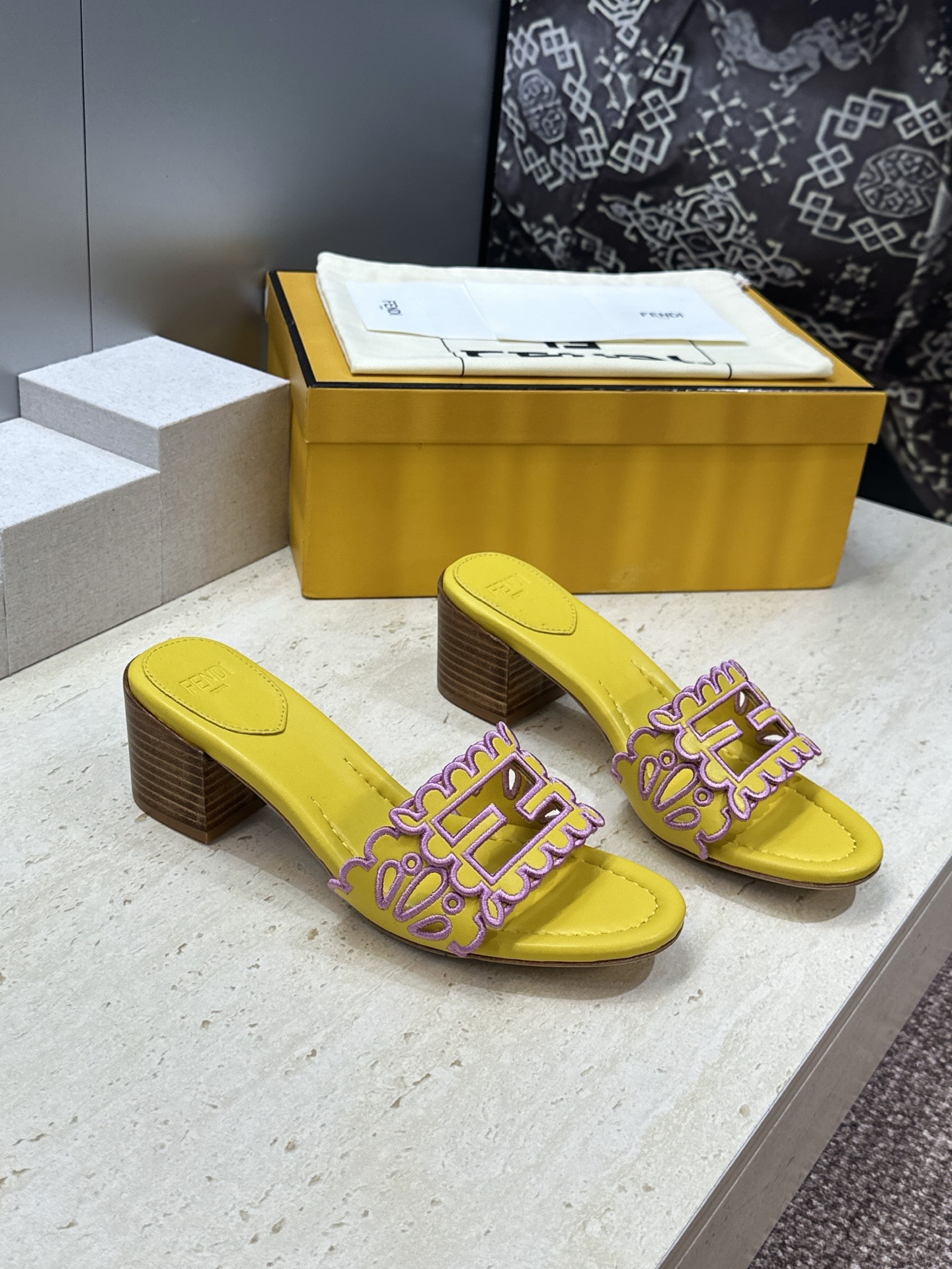 芬迪 Fendi 2026春夏新款果冻色中跟沙滩女鞋 F家字母logo拼色电绣粗跟圆头镂空露趾凉拖鞋 材质:鞋面进口小牛 芬迪 Fendi 2026春夏新款果冻色中跟沙滩女鞋 F家字母logo拼色电绣粗跟圆头镂空露趾凉拖鞋 材质:鞋面进口小牛