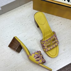 芬迪 Fendi 2026春夏新款果冻色中跟沙滩女鞋 F家字母logo拼色电绣粗跟圆头镂空露趾凉拖鞋 材质:鞋面进口小牛 芬迪 Fendi 2026春夏新款果冻色中跟沙滩女鞋 F家字母logo拼色电绣粗跟圆头镂空露趾凉拖鞋 材质:鞋面进口小牛