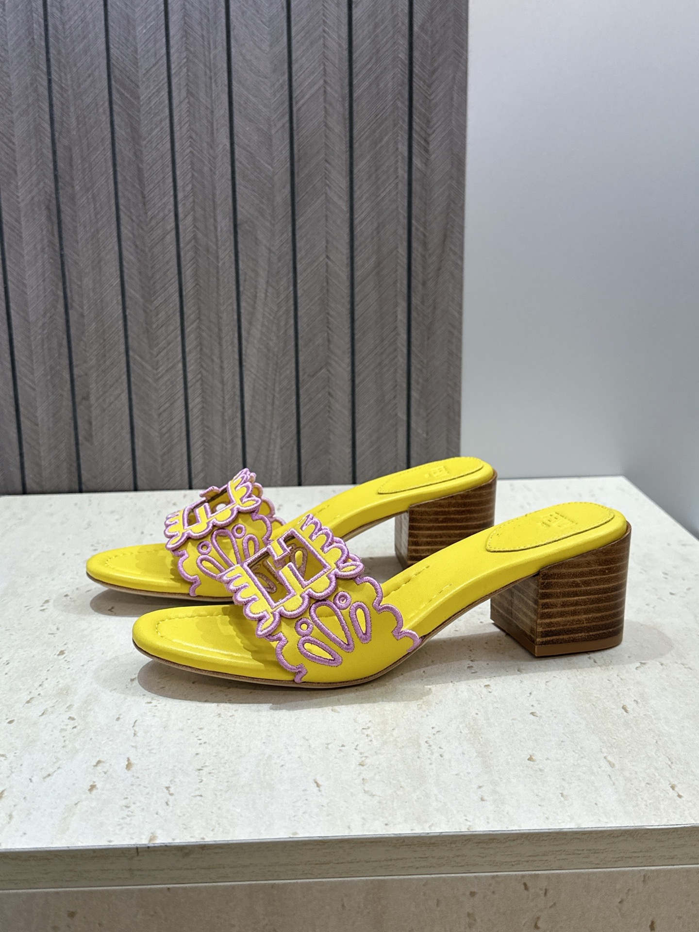 芬迪 Fendi 2026春夏新款果冻色中跟沙滩女鞋 F家字母logo拼色电绣粗跟圆头镂空露趾凉拖鞋 材质:鞋面进口小牛 芬迪 Fendi 2026春夏新款果冻色中跟沙滩女鞋 F家字母logo拼色电绣粗跟圆头镂空露趾凉拖鞋 材质:鞋面进口小牛